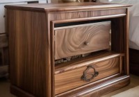 振兴保险柜市统修热线剖析۞胡桃木床头柜保险柜体：时尚与安全的完美结合